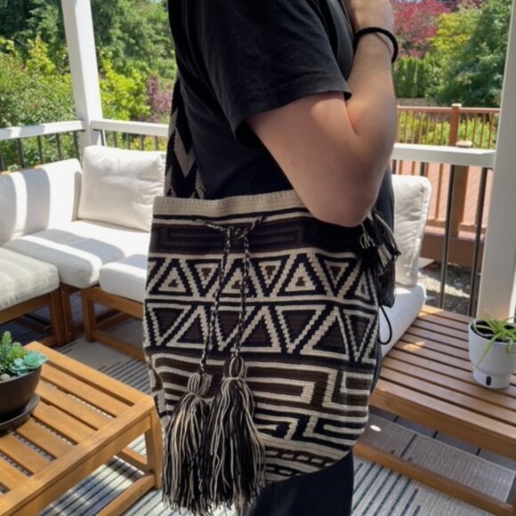 HandMade Wayuu Colombian Bucket Crossbody Bag (Mochila) - Picture 2 of 5